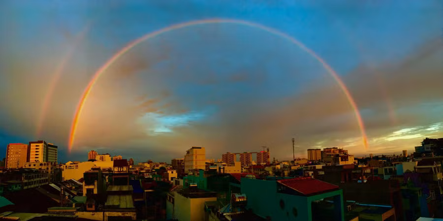 Cầu vồng đôi xuất hiện trên bầu trời TP.HCM chiều nay khiến nhiều người chứng kiến thích thú. ẢNH:TRƯƠNG THANH LONG