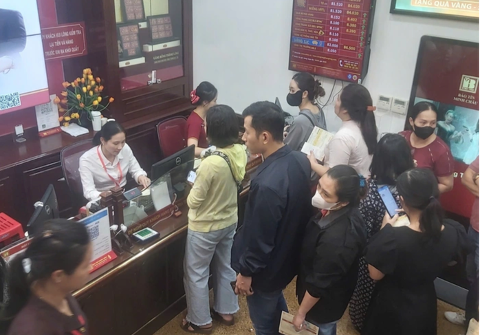 Người dân xếp hàng mua vàng tại Công ty Bảo Tín Minh Châu. Ảnh: Thuỳ Linh Người dân xếp hàng mua vàng tại Công ty Bảo Tín Minh Châu. Ảnh: Thuỳ Linh