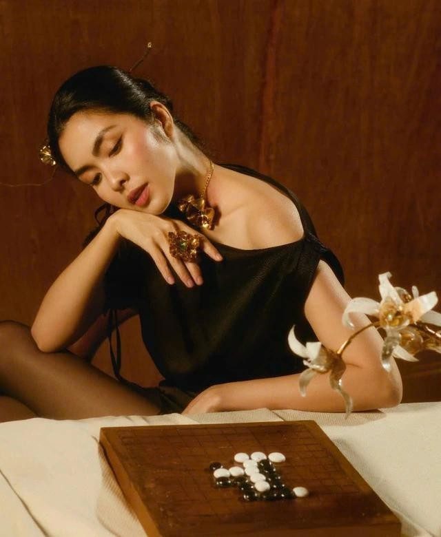 Kẹp, trâm cài tóc, nhẫn, vòng cổ haute couture và cả hoa cài áo, trang trí đều được làm từ những chai nước đã qua sử dụng. ẢNH: DZUNG YOKO Kẹp, trâm cài tóc, nhẫn, vòng cổ haute couture và cả hoa cài áo, trang trí đều được làm từ những chai nước đã qua sử dụng. ẢNH: DZUNG YOKO
