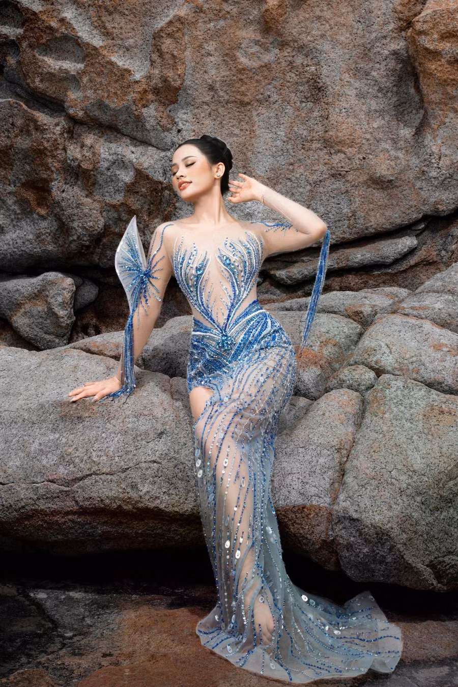 Chia sẻ với Thanh Niên về hành trình vừa qua, Hoa hậu Biển đảo Việt Nam 2022 cho biết: "Ngay từ khi đăng quang, tôi đã nhận thức rõ rằng vương miện là một biểu tượng vô cùng giá trị, không chỉ về vật chất mà còn là tinh thần và trách nhiệm. Tôi từng suy nghĩ, nếu có cơ hội thì mình sẽ mang vương miện đi đấu giá để quyên góp cho người dân và chiến sĩ nơi hải đảo còn gặp nhiều khó khăn. Đó là sứ mệnh tôi hướng tới khi bước lên ngôi vị hoa hậu". Ảnh: NVCC