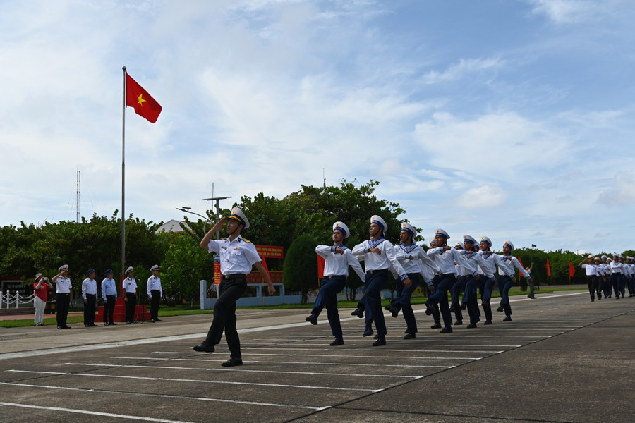 Lãnh đạo Đoàn công tác số 25 và các thành viên tham gia lễ chào cờ và duyệt đội ngũ của các lực lượng cán bộ, chiến sĩ đóng quân tại Trường Sa Lớn. Lãnh đạo Đoàn công tác số 25 và các thành viên tham gia lễ chào cờ và duyệt đội ngũ của các lực lượng cán bộ, chiến sĩ đóng quân tại Trường Sa Lớn.
