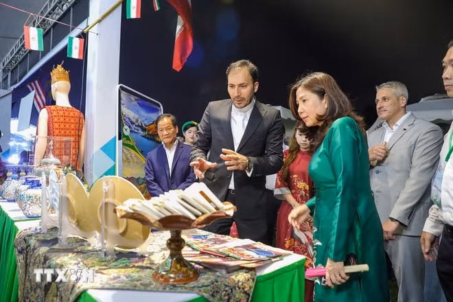 Các đại biểu tham quan gian hàng tại Lễ hội Du lịch Hà Nội 2025. (Ảnh: Khánh Hòa/TTXVN)
