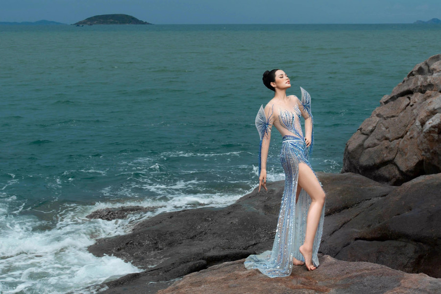 "Là người của công chúng, tôi luôn ý thức phải giữ gìn hình ảnh cá nhân. Tôi cẩn trọng trong lời nói, đặc biệt trên mạng xã hội và tránh để cảm xúc chi phối. Khi hợp tác với bất kỳ nhãn hàng nào, tôi luôn tìm hiểu kỹ về uy tín, tính minh bạch và định hướng phát triển của họ. Tôi tin rằng một hoa hậu không chỉ đẹp về ngoại hình mà còn cần tỉnh táo trong các quyết định. Dù đôi khi một thương hiệu uy tín không trả thù lao cao như những nơi khác, nhưng tôi luôn đặt sự bền vững và giá trị dài lâu lên hàng đầu", Đinh Như Phương bày tỏ. Ảnh: NVCC "Là người của công chúng, tôi luôn ý thức phải giữ gìn hình ảnh cá nhân. Tôi cẩn trọng trong lời nói, đặc biệt trên mạng xã hội và tránh để cảm xúc chi phối. Khi hợp tác với bất kỳ nhãn hàng nào, tôi luôn tìm hiểu kỹ về uy tín, tính minh bạch và định hướng phát triển của họ. Tôi tin rằng một hoa hậu không chỉ đẹp về ngoại hình mà còn cần tỉnh táo trong các quyết định. Dù đôi khi một thương hiệu uy tín không trả thù lao cao như những nơi khác, nhưng tôi luôn đặt sự bền vững và giá trị dài lâu lên hàng đầu", Đinh Như Phương bày tỏ. Ảnh: NVCC