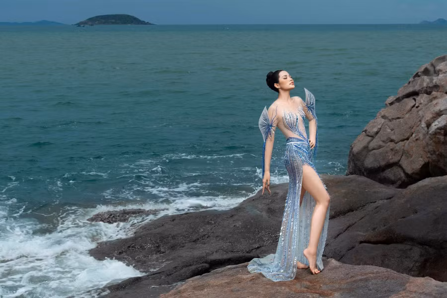 "Là người của công chúng, tôi luôn ý thức phải giữ gìn hình ảnh cá nhân. Tôi cẩn trọng trong lời nói, đặc biệt trên mạng xã hội và tránh để cảm xúc chi phối. Khi hợp tác với bất kỳ nhãn hàng nào, tôi luôn tìm hiểu kỹ về uy tín, tính minh bạch và định hướng phát triển của họ. Tôi tin rằng một hoa hậu không chỉ đẹp về ngoại hình mà còn cần tỉnh táo trong các quyết định. Dù đôi khi một thương hiệu uy tín không trả thù lao cao như những nơi khác, nhưng tôi luôn đặt sự bền vững và giá trị dài lâu lên hàng đầu", Đinh Như Phương bày tỏ. Ảnh: NVCC