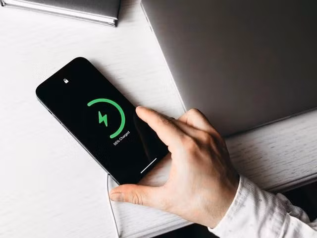 iOS sắp có khả năng dự báo thời gian sạc đầy pin giống Android. ẢNH: CHỤP MÀN HÌNH TOM'S GUIDE