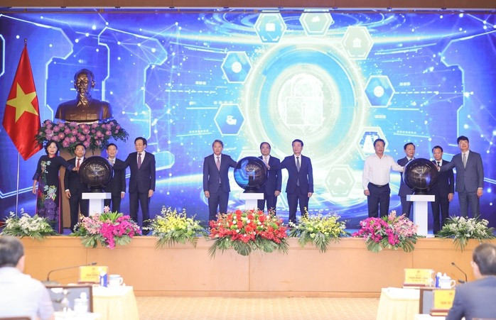 Thủ tướng Phạm Minh Chính và các đại biểu thực hiện nghi thức khai trương Cổng Pháp luật quốc gia. Ảnh: Nhật Bắc Thủ tướng Phạm Minh Chính và các đại biểu thực hiện nghi thức khai trương Cổng Pháp luật quốc gia. Ảnh: Nhật Bắc