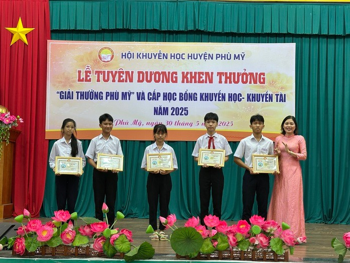 Lãnh đạo huyện Phù Mỹ trao thưởng cho các em học sinh Lãnh đạo huyện Phù Mỹ trao thưởng cho các em học sinh