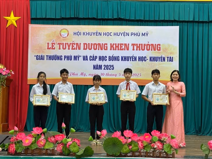 Lãnh đạo huyện Phù Mỹ trao thưởng cho các em học sinh