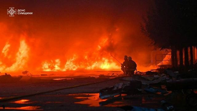 Một vụ cháy sau đợt tấn công của Nga tại Sumy hôm 15.5. ẢNH: REUTERS Một vụ cháy sau đợt tấn công của Nga tại Sumy hôm 15.5. ẢNH: REUTERS