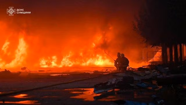 Một vụ cháy sau đợt tấn công của Nga tại Sumy hôm 15.5. ẢNH: REUTERS