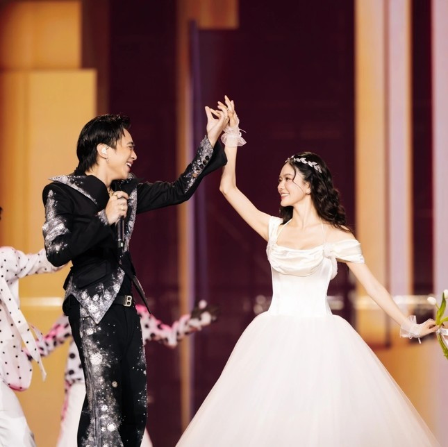 Góp mặt trong tiết mục “Dancing in the dark” cùng Soobin tối qua tại Day 1 solo concert của nam ca sĩ mang tên All Rounder, Yên Đan để tóc xoăn lượn sóng nhẹ, trang điểm cực xinh đẹp, diện váy trắng bồng bềnh hóa thân thành “công chúa” bên hoàng tử Soobin. 1a.jpg