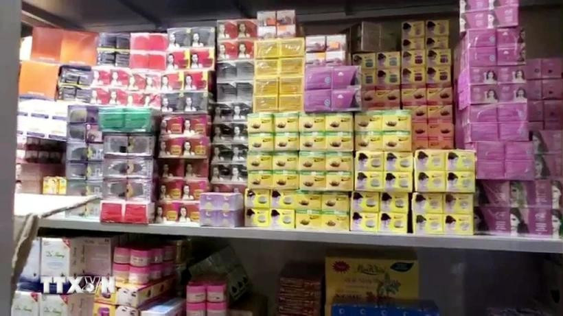 Số lượng lớn mỹ phẩm không rõ nguồn gốc bị lực lượng chức năng tạm giữ. Ảnh: TTXVN phát sanphamm.jpg