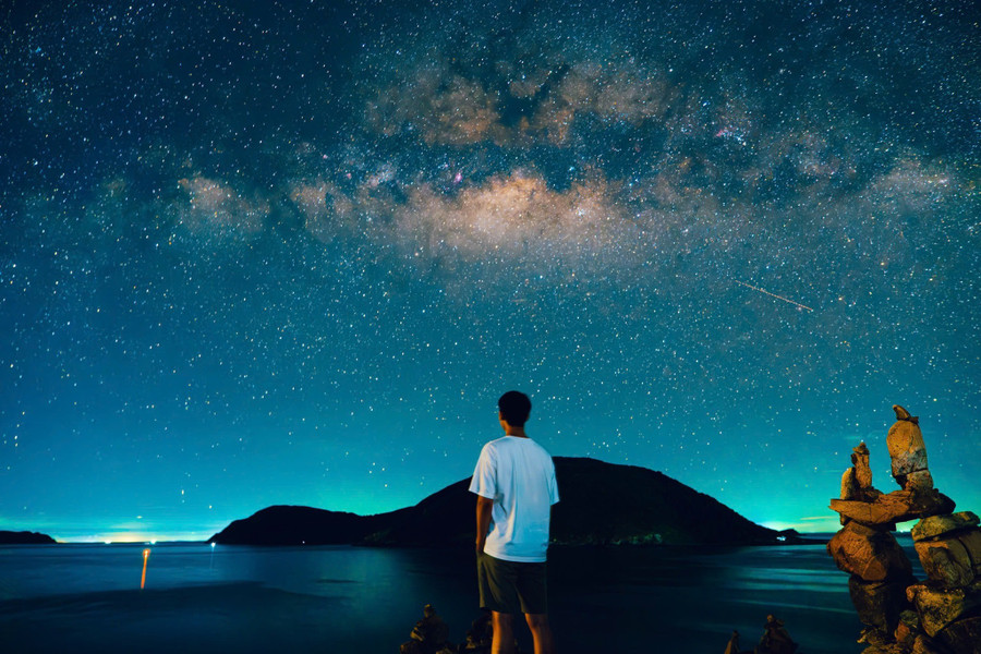 "Hôm đó, trời rất trong. Đó là ngày thời tiết đẹp hiếm hoi ở Côn Đảo bởi sau đó, ở đây trời mưa liên tục. Trời trong không mây là điều kiện lý tưởng để mình chụp ảnh về dải ngân hà. Những năm trước, mình cũng đã chụp bộ ảnh tương tự, nhưng năm nay lại được nhiều người chú ý hơn. Bình thường, nhiều bức ảnh của mình về Côn Đảo cũng được mọi người chia sẻ", chàng trai ở Côn Đảo chia sẻ thêm. ẢNH: DIỄN PHI "Hôm đó, trời rất trong. Đó là ngày thời tiết đẹp hiếm hoi ở Côn Đảo bởi sau đó, ở đây trời mưa liên tục. Trời trong không mây là điều kiện lý tưởng để mình chụp ảnh về dải ngân hà. Những năm trước, mình cũng đã chụp bộ ảnh tương tự, nhưng năm nay lại được nhiều người chú ý hơn. Bình thường, nhiều bức ảnh của mình về Côn Đảo cũng được mọi người chia sẻ", chàng trai ở Côn Đảo chia sẻ thêm. ẢNH: DIỄN PHI