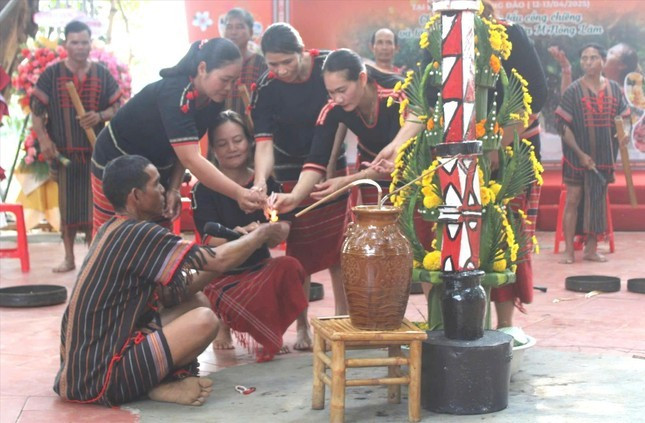 Những người phụ nữ M’nông lấy lửa từ thầy cúng. 2aa.jpg