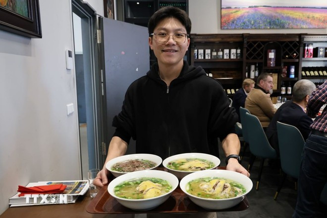 Giới thiệu Phở Việt Nam đến với bạn bè Đức. (Ảnh: Thu Hằng/TTXVN)