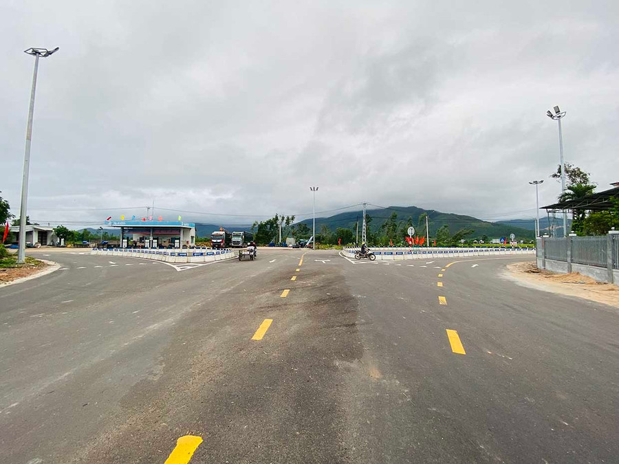 Việc lắp đặt 2 vòng xuyến tại nút giao trên đường kết nối từ QL 19 đến Khu công nghiệp Becamex VSIP Bình Định gây bất cập, nguy hiểm giao thông. Ảnh: Nguyễn Chơn