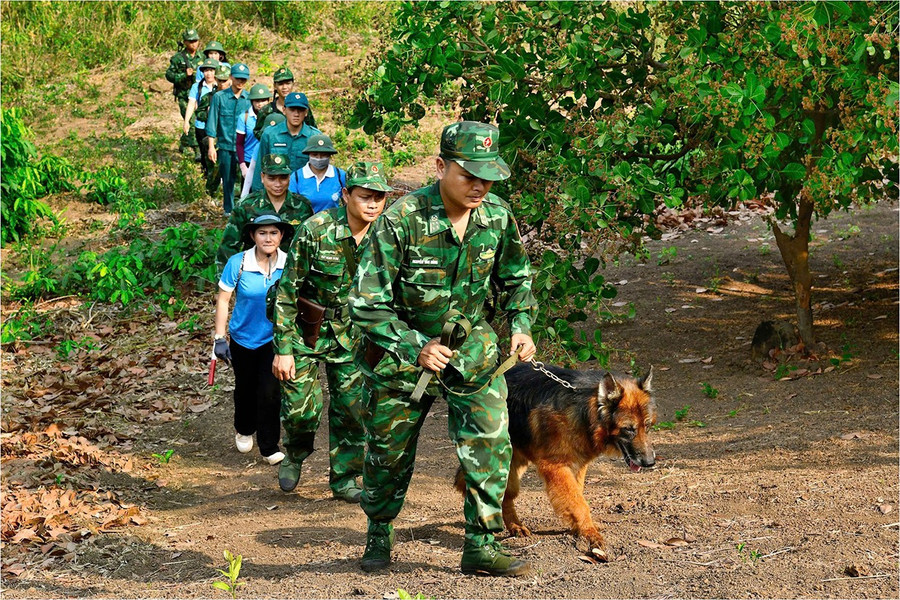 Các thành viên Câu lạc bộ cùng cán bộ, chiến sĩ Đồn Biên phòng Ia Nan tham gia tuần tra, kiểm tra đường biên, cột mốc. Ảnh: T.T