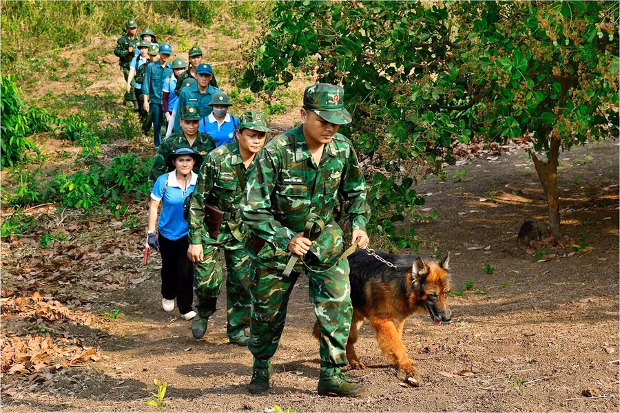 Các thành viên Câu lạc bộ cùng cán bộ, chiến sĩ Đồn Biên phòng Ia Nan tham gia tuần tra, kiểm tra đường biên, cột mốc. Ảnh: T.T