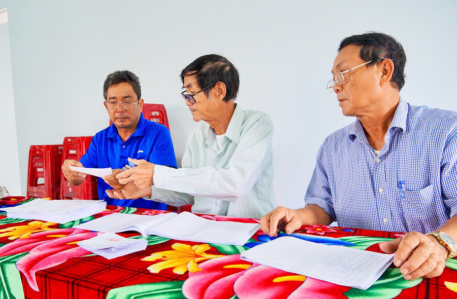 Tổ bầu cử thôn Xuân Phương (xã Tuy Phước Đông) rà soát thẻ cử tri.