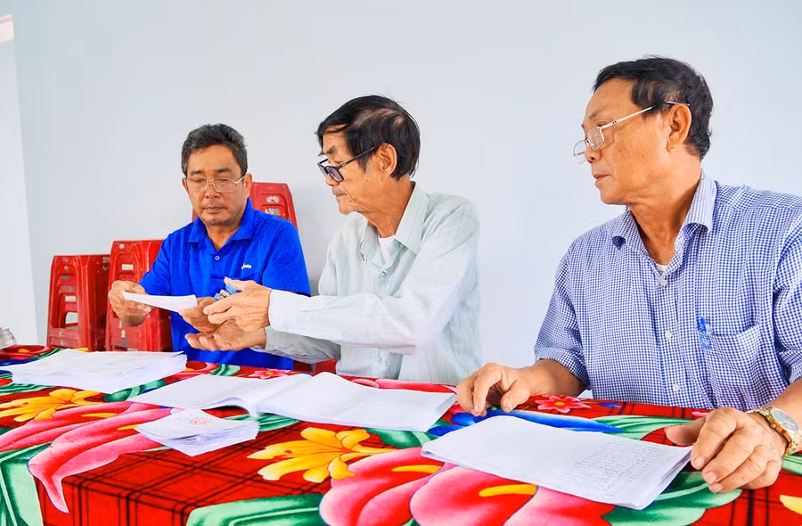 Tổ bầu cử thôn Xuân Phương (xã Tuy Phước Đông) rà soát thẻ cử tri.