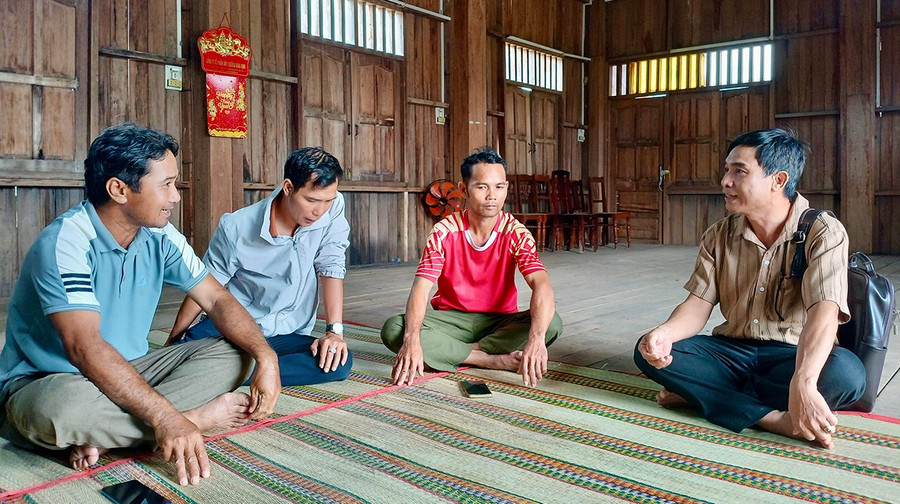 Các thành viên Tổ bầu cử thôn Đăk Đưm (xã Vân Canh) trao đổi, bàn bạc công tác chuẩn bị cho ngày bầu cử. Ảnh: Nguyễn Muội