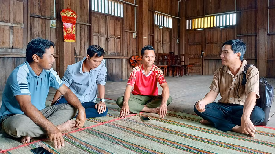 Các thành viên Tổ bầu cử thôn Đăk Đưm (xã Vân Canh) trao đổi, bàn bạc công tác chuẩn bị cho ngày bầu cử. Ảnh: Nguyễn Muội