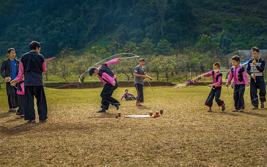 Tác phẩm Tu lu - trò chơi dân gian của người Mông (tác giả Nguyễn Xuân Tuyến).