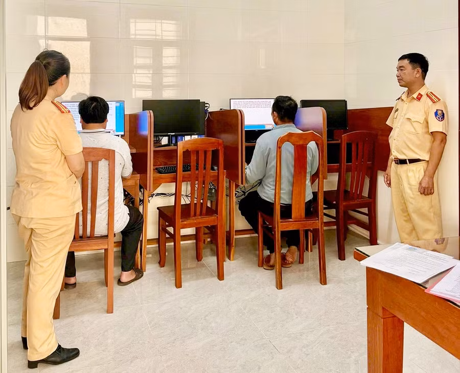 Hai thí sinh đầu tiên của tỉnh tham gia kiểm tra kiến thức để phục hồi điểm giấy phép lái xe. Ảnh: K.A