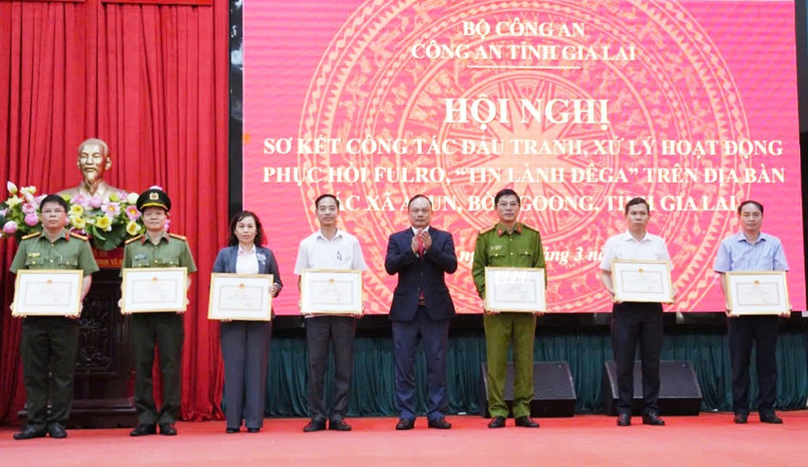 Phó Chủ tịch UBND tỉnh Dương Mah Tiệp trao bằng khen của Chủ tịch UBND tỉnh cho các cá nhân có thành tích xuất sắc trong công tác đấu tranh phòng, chống tội phạm. Ảnh: Lê Ánh