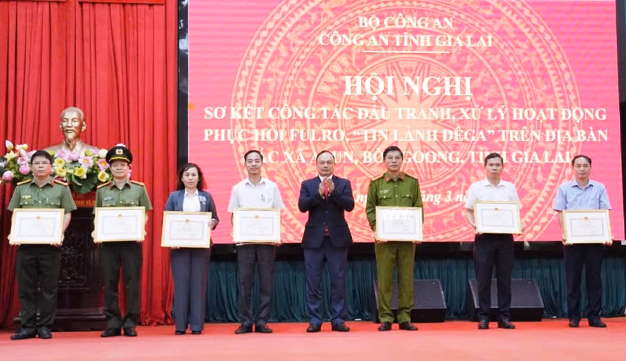 Phó Chủ tịch UBND tỉnh Dương Mah Tiệp trao bằng khen của Chủ tịch UBND tỉnh cho các cá nhân có thành tích xuất sắc trong công tác đấu tranh phòng, chống tội phạm. Ảnh: Lê Ánh