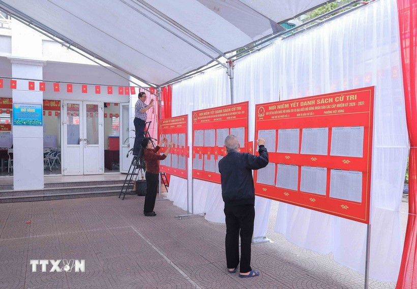 Phường Việt Hưng, thành phố Hà Nội, khẩn trương hoàn tất công tác chuẩn bị tại các khu vực bỏ phiếu, bảo đảm an ninh, an toàn. (Ảnh: Phan Phương/TTXVN)