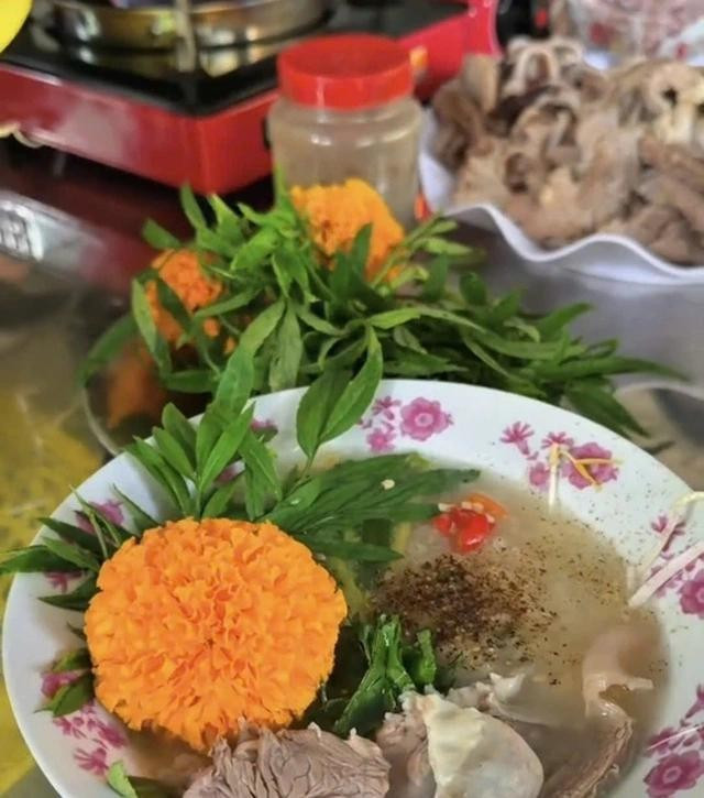 Hoa vạn thọ ăn với cháo lòng