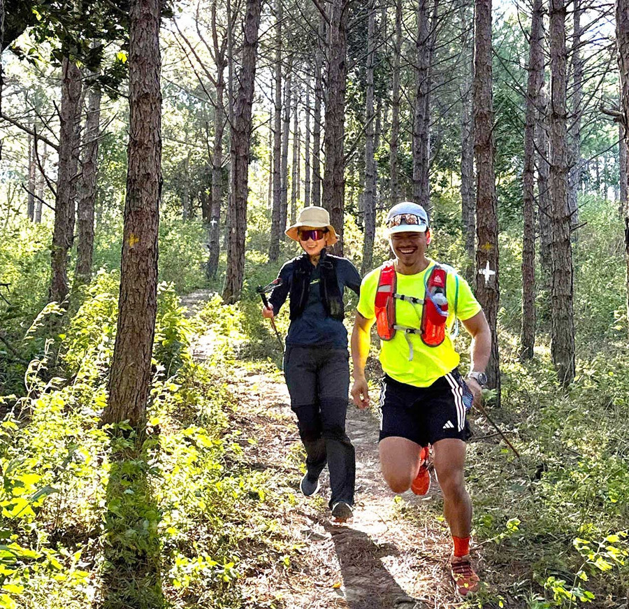 Vợ chồng chị Nguyễn Hoàng Vi Thảo trekking tại đồi thông (xã Biển Hồ) ngày 8-3-2026. Ảnh: Ngọc Duy