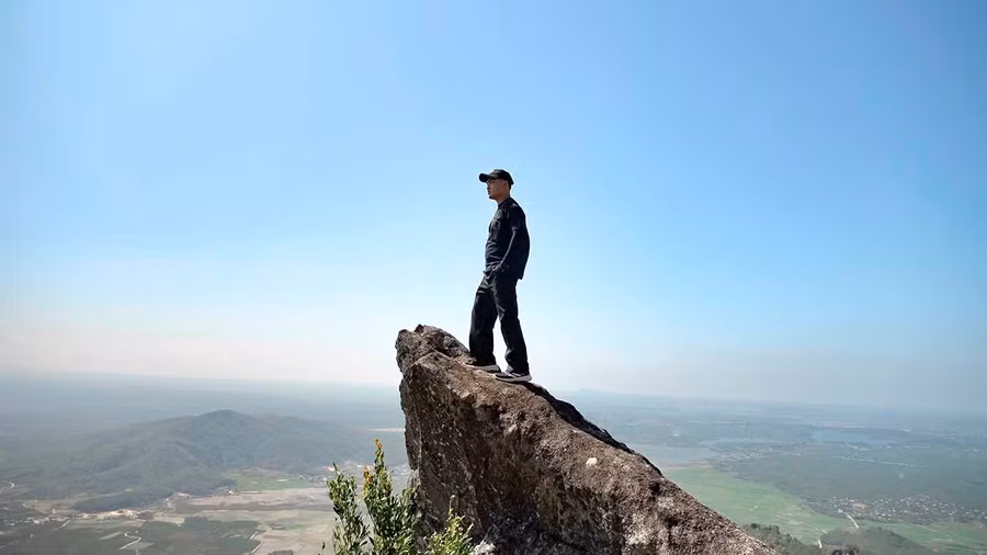 Anh Võ Ngọc Trung chinh phục đỉnh núi Chư Nâm sau hành trình trekking ngày 11-3-2026. Ảnh: Ngọc Duy