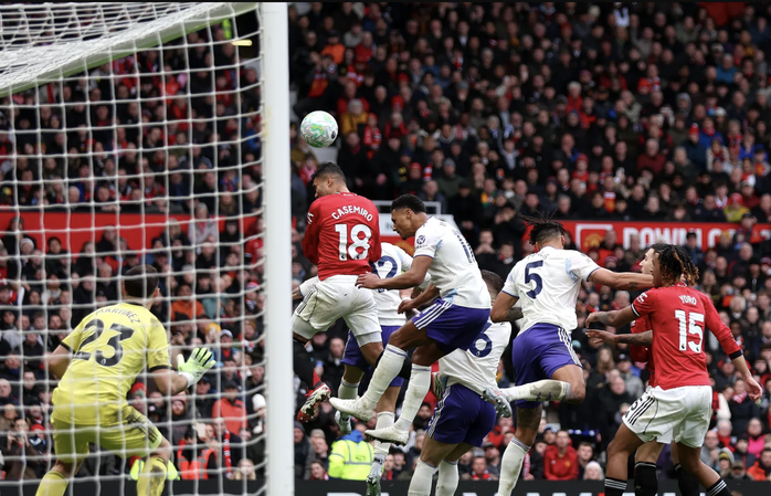 Casemiro đánh đầu thành bàn, mở tỉ số cho Man United