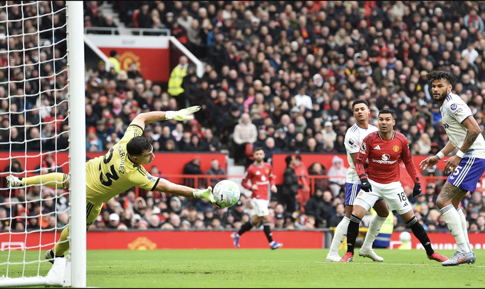 Pha cản phá xuất sắc của thủ môn Emiliano Martínez sau cú dứt điểm của Amad Diallo