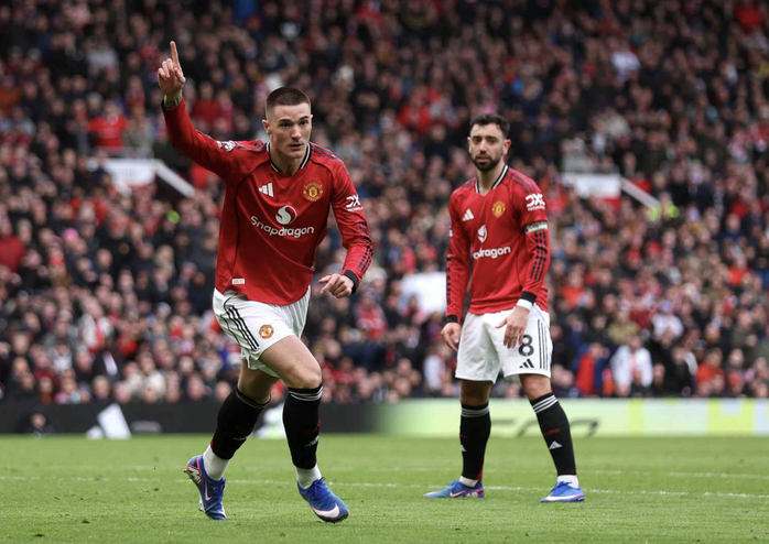 Benjamin Sesko nhấn chìm Aston Villa.