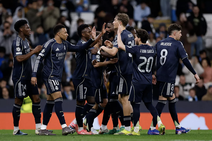 Real Madrid lọt tiếp vào tứ kết Champions League