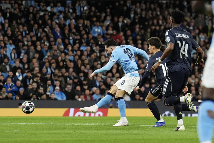 Rayan Cherki và tình huống nguy hiểm trước cầu môn Real Madrid