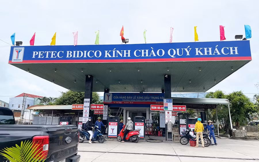 Cửa hàng xăng dầu Trung Hậu (phường Quy Nhơn Bắc) mở bán trở lại sau khoảng 1 ngày tạm ngưng vì hết hàng. Ảnh: Hải Yến