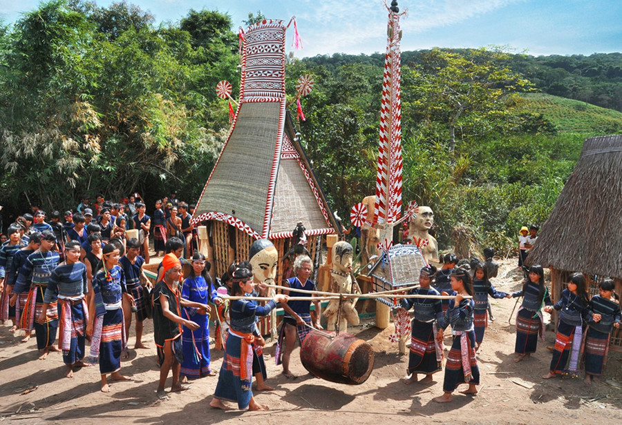 Tác phẩm Lễ hội bỏ mả của đồng bào Bana (tác giả Nguyễn Ngọc Sơn).