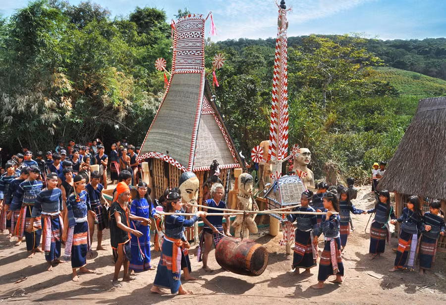 Tác phẩm Lễ hội bỏ mả của đồng bào Bana (tác giả Nguyễn Ngọc Sơn).