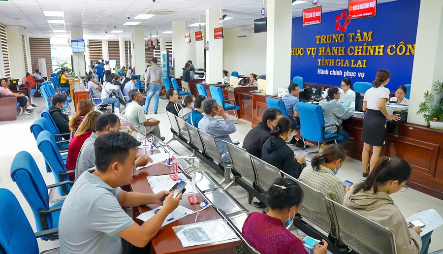 Người dân đến giải quyết thủ tục hành chính tại Trung tâm Phục vụ hành chính công tỉnh. Ảnh: P.H