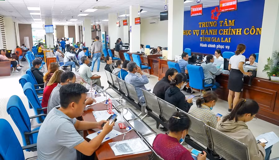 Người dân đến giải quyết thủ tục hành chính tại Trung tâm Phục vụ hành chính công tỉnh. Ảnh: P.H