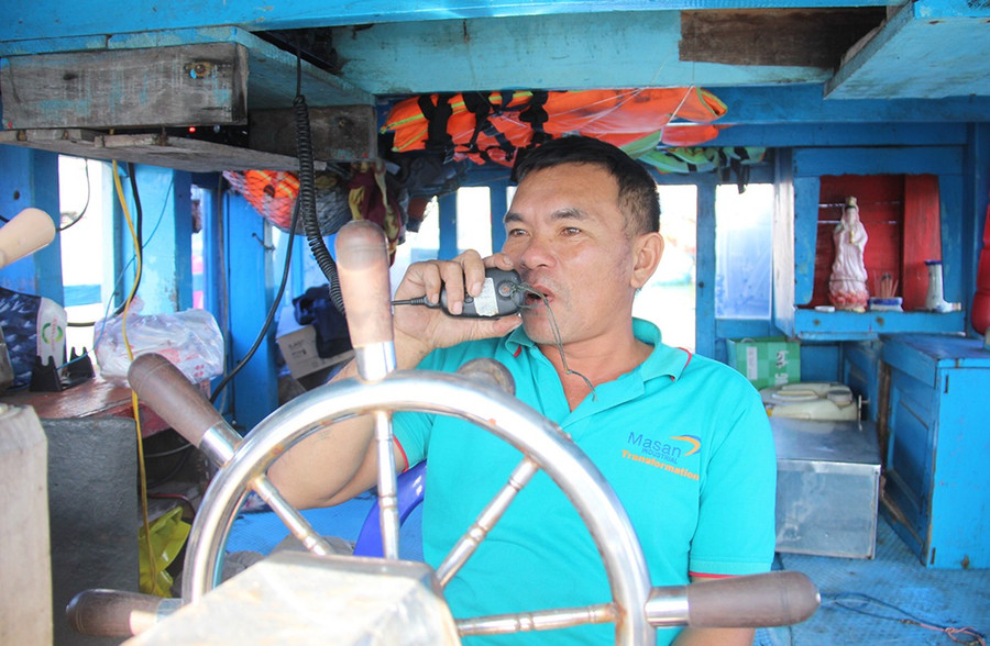 Ông Nguyễn Tấn Toàn, thuyền trưởng tàu cá BĐ-91173-TS (phường Quy Nhơn), đã triển khai nhật ký khai thác điện tử từ đầu năm 2026. Ảnh: Trọng Lợi