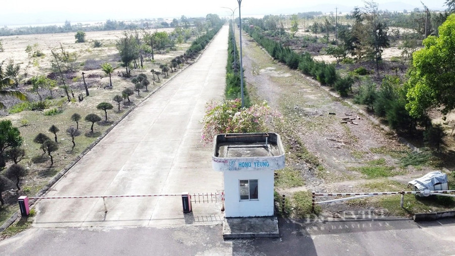 Được cấp giấy chứng nhận đầu tư từ năm 2007, nhưng đến nay hạ tầng kỹ thuật KCN Nhơn Hội (Khu B) do Công ty TNHH MTV Hong Yeung Việt Nam làm chủ đầu tư vẫn chưa hoàn thiện. Ảnh: T.Sỹ