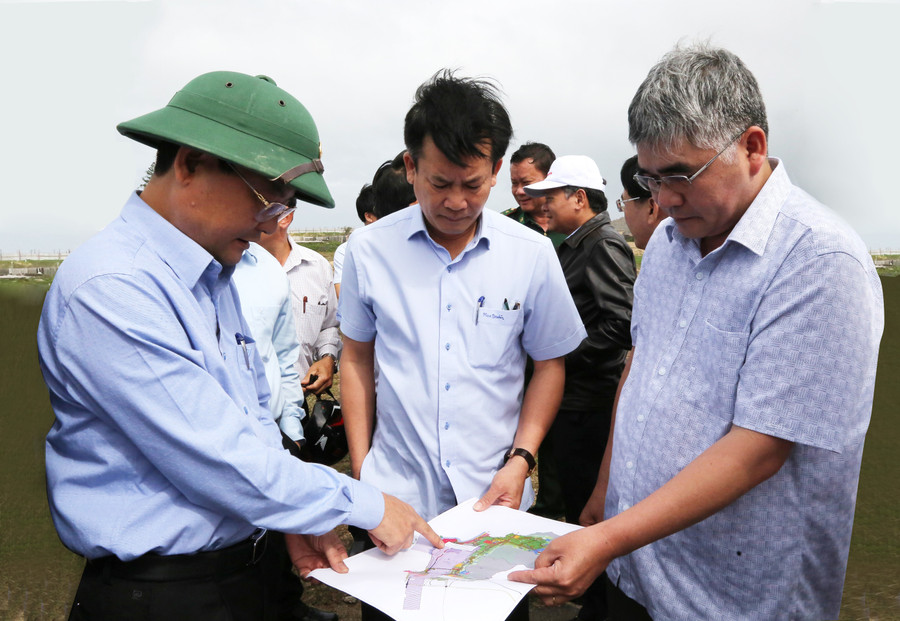 Phó Chủ tịch UBND tỉnh Nguyễn Tự Công Hoàng (bìa trái) kiểm tra thực tế mặt bằng xây dựng Khu công nghiệp Phù Mỹ. Ảnh: T.Sỹ