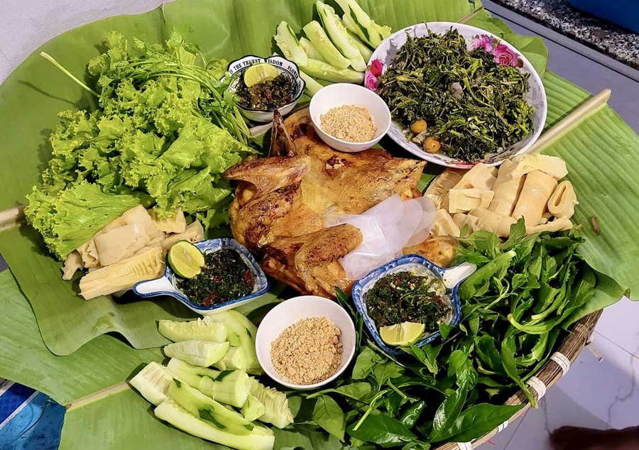 Mẹt cơm đồng bào mang đậm đặc trưng ẩm thực truyền thống do vợ chồng anh Đinh Mỡi tự tay chế biến. Ảnh: Phương Duyên