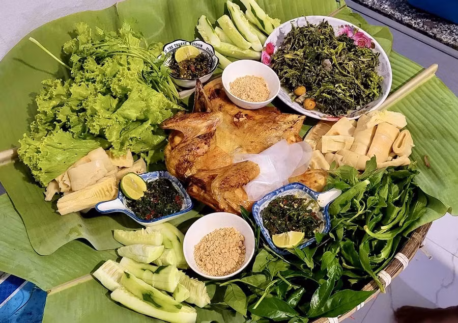 Mẹt cơm đồng bào mang đậm đặc trưng ẩm thực truyền thống do vợ chồng anh Đinh Mỡi tự tay chế biến. Ảnh: Phương Duyên