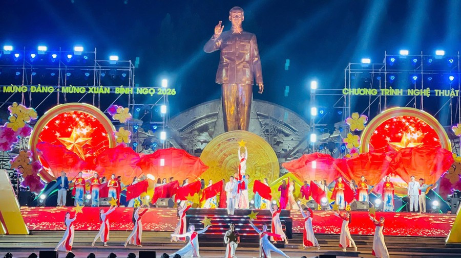 Chương trình nghệ thuật đón giao thừa tại Quảng trường Đại Đoàn Kết (phường Pleiku). Ảnh: Trần Dung